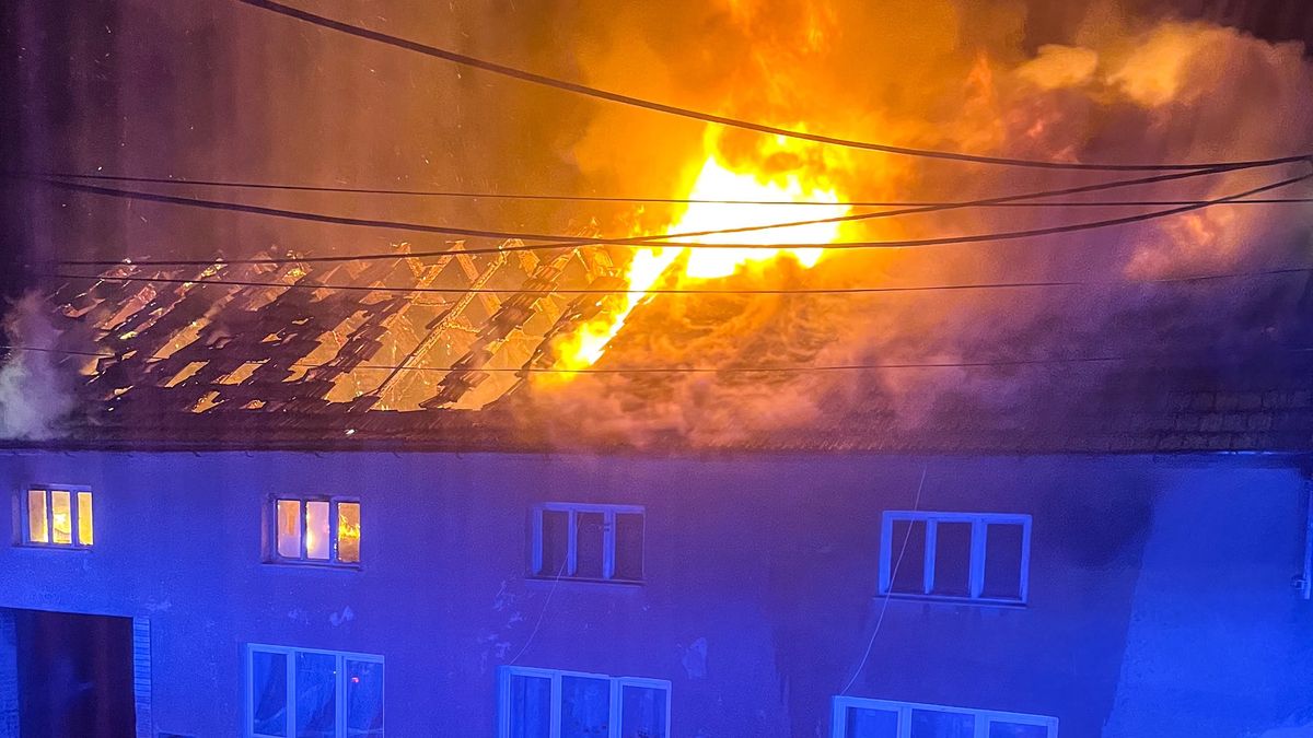 Noční požár poničil rodinný dům na Prostějovsku